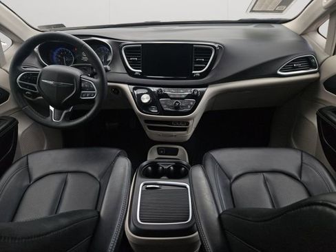 Used 2024 Chrysler Pacifica Touring-L FWD image 18