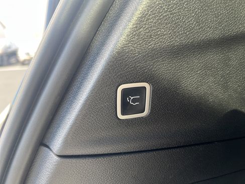 Used 2023 Chrysler Pacifica Limited w/ Uconnect Theater Family Group image 34