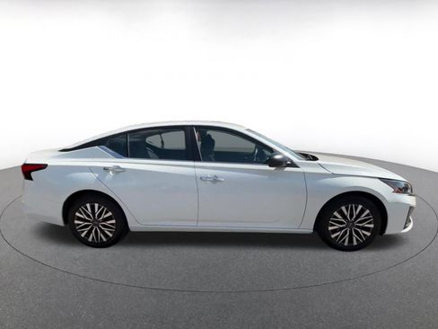 Used 2025 Nissan Altima 2.5 SV FWD image 16