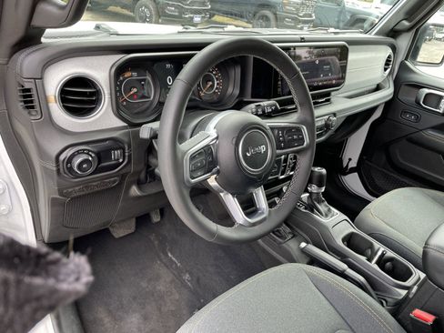 Used 2025 Jeep Wrangler Unlimited Sahara AWD/4WD image 13