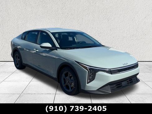 New 2025 Kia K4 LXS image 1