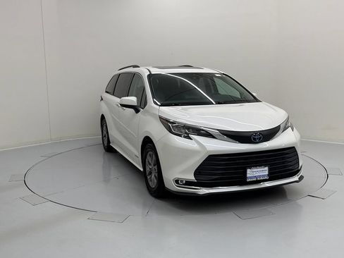 Used 2021 Toyota Sienna XLE w/ XLE Plus Package FWD image 7