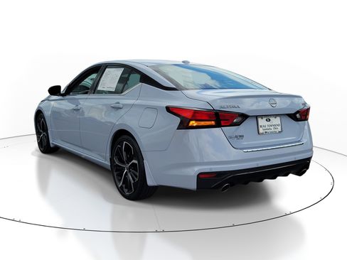 Used 2023 Nissan Altima 2.5 SR w/ SR Premium Package FWD image 3