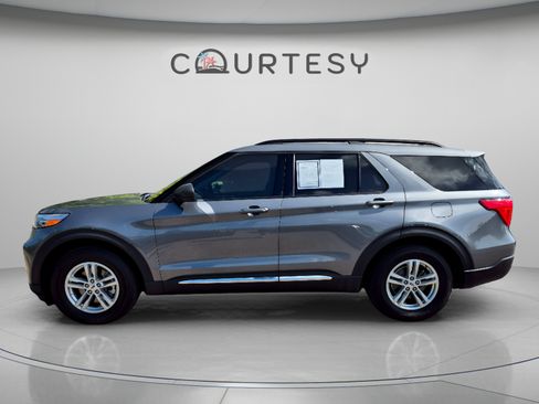 Used 2022 Ford Explorer XLT RWD image 2