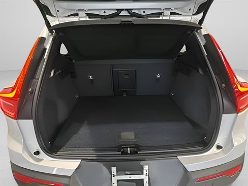 Used 2022 Volvo XC40 T5 Momentum AWD/4WD image 9
