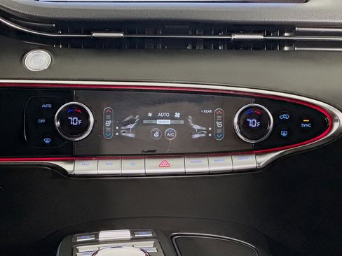 Used 2022 Genesis GV70 2.5T w/ Advanced Package image 32