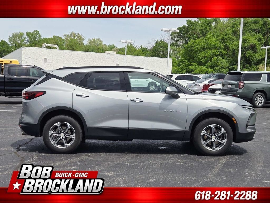 Used 2024 Chevrolet Blazer LT w/ Convenience Package FWD image 2