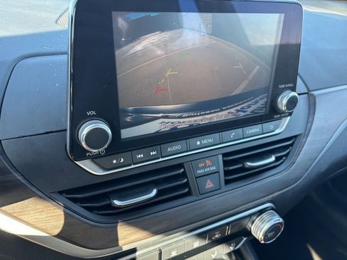 Used 2024 Nissan Altima 2.5 SV image 11