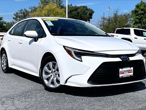 Used 2025 Toyota Corolla LE FWD image 2