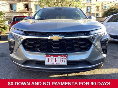 Used 2025 Chevrolet Trax LT w/ LT Convenience Package FWD image 2