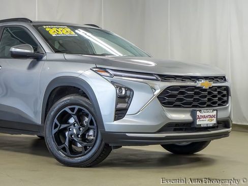 Used 2025 Chevrolet Trax LT FWD image 3