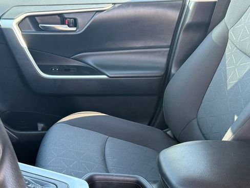 Used 2021 Toyota RAV4 XLE w/ Convenience Package FWD image 12