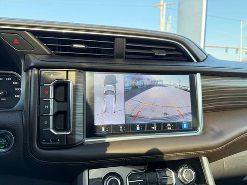 Used 2021 GMC Yukon XL Denali w/ Denali Premium Package image 17