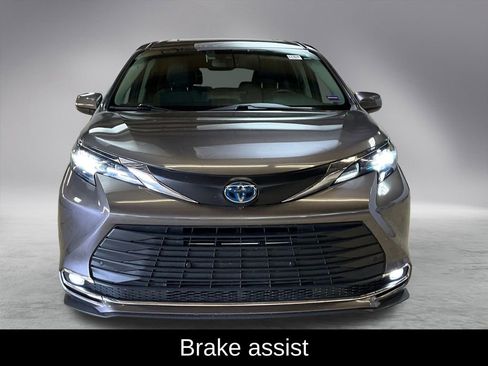 Used 2024 Toyota Sienna XLE image 3