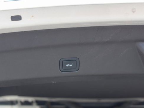 Used 2023 GMC Yukon SLT w/ SLT Luxury Package image 9