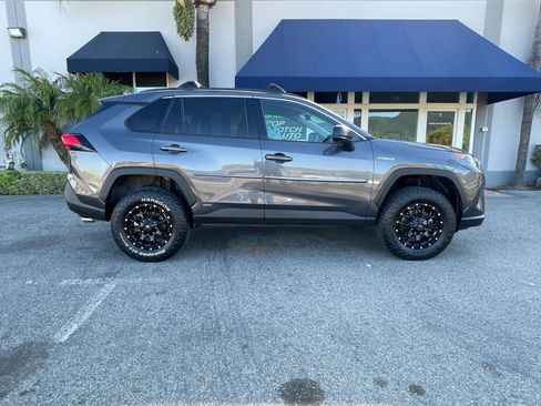 Used 2019 Toyota RAV4 LE w/ Carpet Mat Package image 4