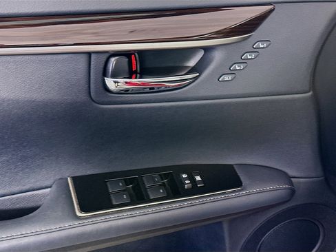 Used 2016 Lexus ES 350 w/ Luxury Package w/Wood Trim FWD image 15