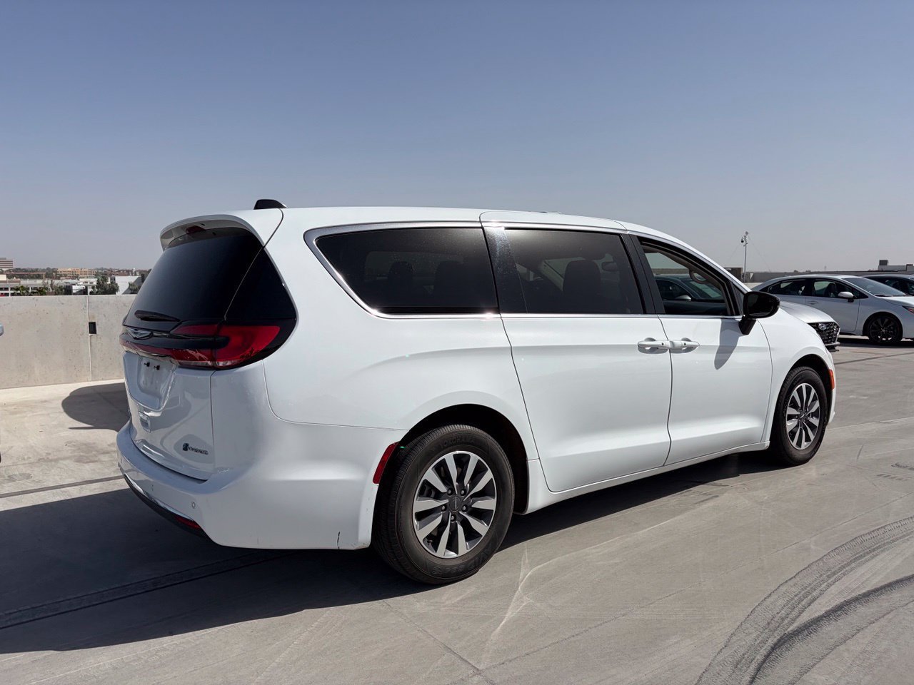 Used 2024 Chrysler Pacifica Limited FWD image 2