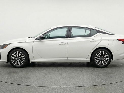 Used 2025 Nissan Altima 2.5 SV image 5