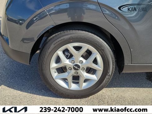 Certified 2025 Kia Soul LX w/ LX Technology Package FWD image 9