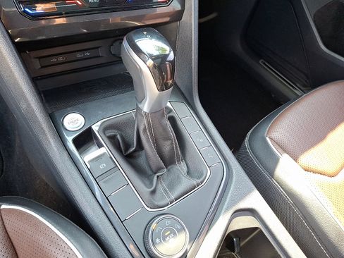 Used 2022 Volkswagen Tiguan SEL R-Line image 16