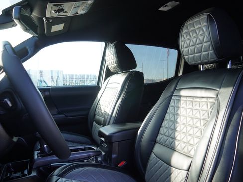 Certified 2023 Toyota Tacoma TRD Off-Road image 19