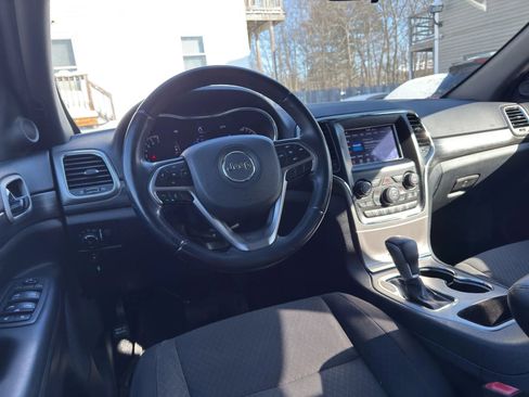 Used 2020 Jeep Grand Cherokee Laredo image 30