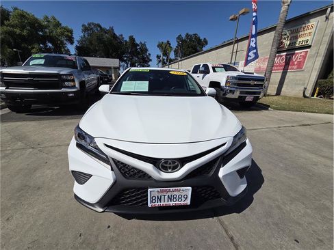 Used 2020 Toyota Camry SE w/ Carpet Mat Package FWD image 2