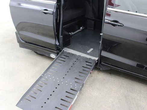 Used 2024 Chrysler Pacifica Touring image 18