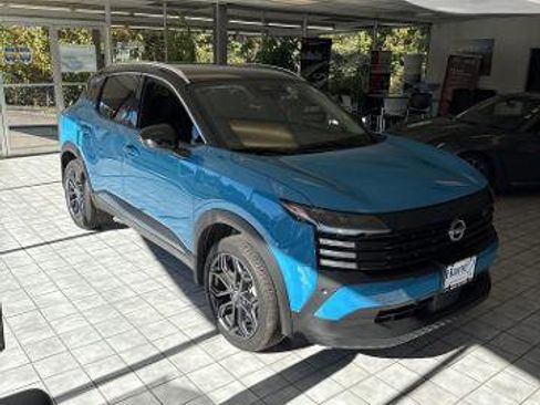 Certified 2025 Nissan Kicks SR image 14