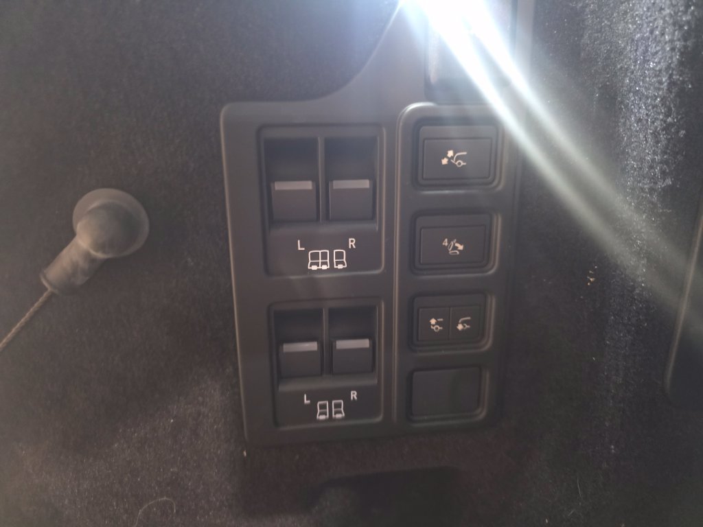 Used 2025 Land Rover Discovery Dynamic SE AWD/4WD image 11