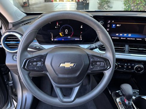 Used 2025 Chevrolet Trax LT FWD image 23