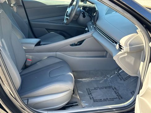 Certified 2025 Hyundai Elantra SEL image 13