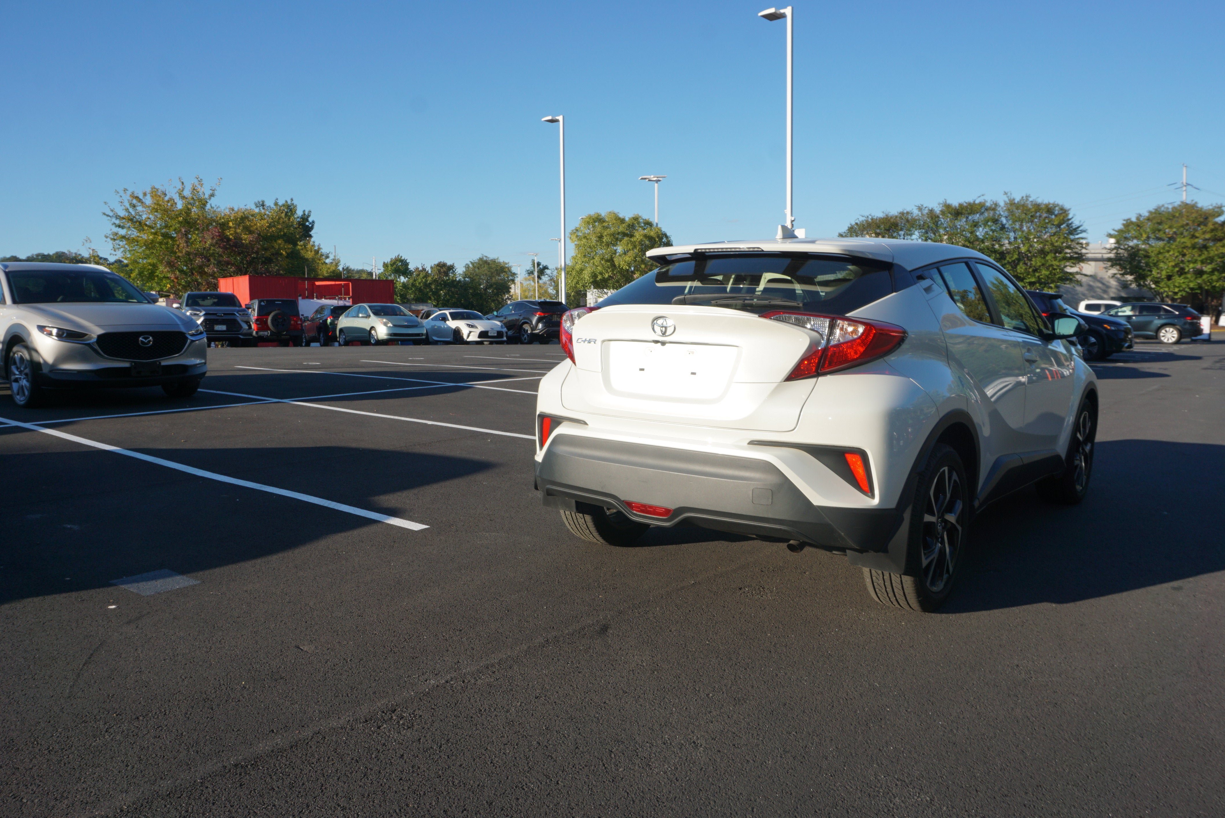 Used 2018 Toyota C-HR XLE FWD image 3