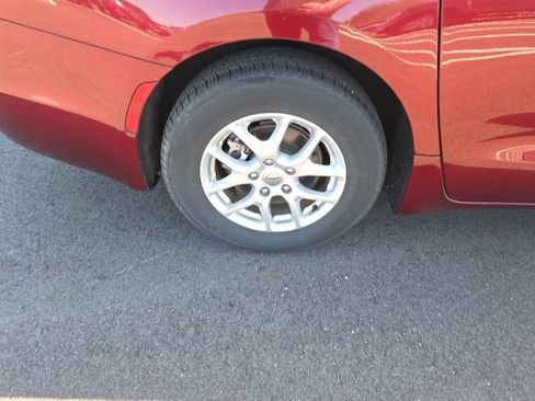 Used 2023 Chrysler Pacifica Touring-L image 7