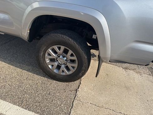 Used 2019 Toyota Tacoma SR5 AWD/4WD image 7