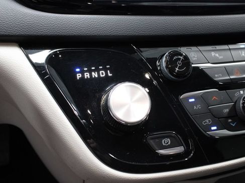 Used 2023 Chrysler Pacifica Touring-L FWD image 35