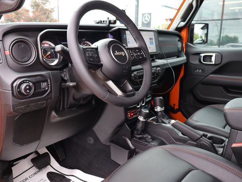 Used 2025 Jeep Gladiator Rubicon w/ Safety Group AWD/4WD image 17
