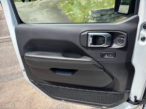 Used 2025 Jeep Wrangler Unlimited Sahara AWD/4WD image 18