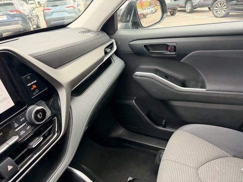 Used 2024 Toyota Highlander LE image 12