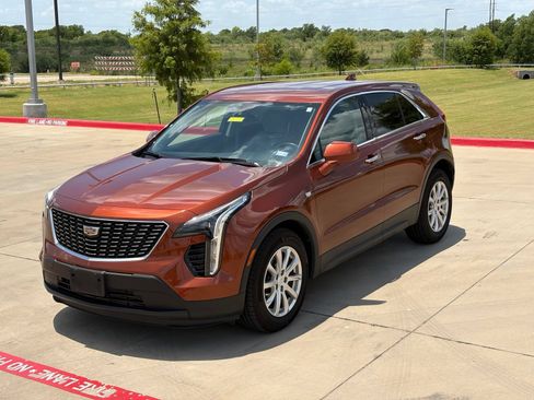 Used 2019 Cadillac XT4 Luxury w/ Cold Weather Package FWD image 11