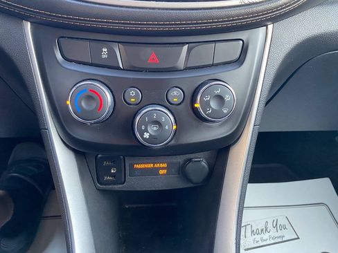 Used 2019 Chevrolet Trax LT w/ LT Convenience Package FWD image 30