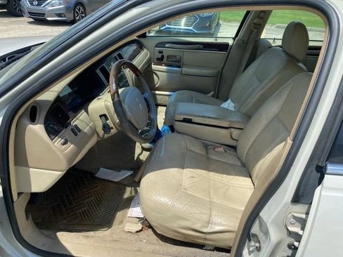 Used 2006 Lincoln Town Car Signature Limited RWD image 12