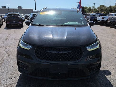 Used 2025 Chrysler Pacifica Limited FWD image 3