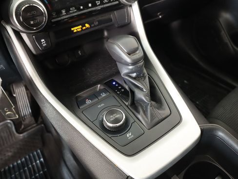 Used 2022 Toyota RAV4 LE image 7