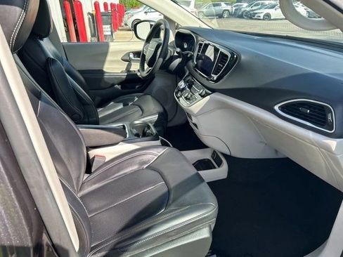 Used 2023 Chrysler Pacifica Touring-L FWD image 41