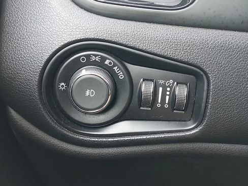 Used 2018 Jeep Renegade Altitude w/ Popular Equipment Group FWD image 25