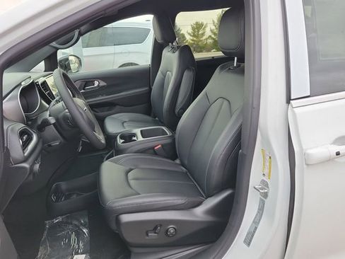 New 2026 Chrysler Pacifica Select image 6
