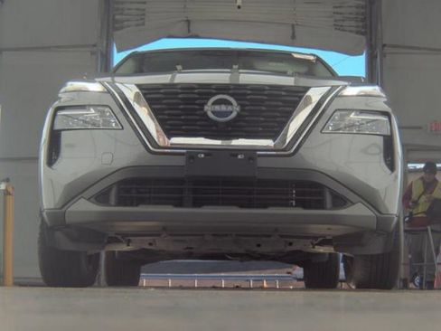 Used 2023 Nissan Rogue SV image 3