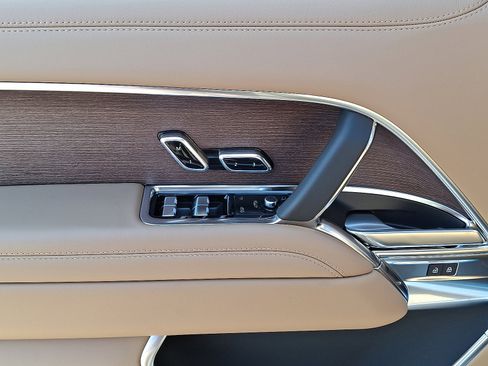 New 2026 Land Rover Range Rover Long Wheelbase SE image 4